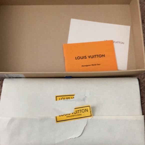 NWOT wallet - Picture 9 of 10